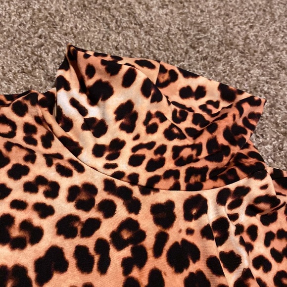 Ellen Tracy animal print lightweight, silky feel turtleneck top (L) EUC - Picture 2 of 12